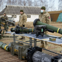 Кмітливі українські військові перетворюють коробки від Javelin у ліжка